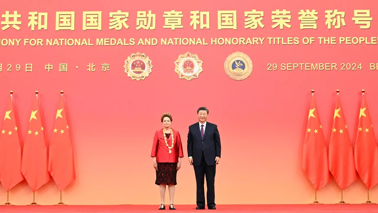 com-pompas,-dilma-recebe-das-maos-de-xi-jinping-a-mais-alta-honraria-da-china-a-estrangeiros