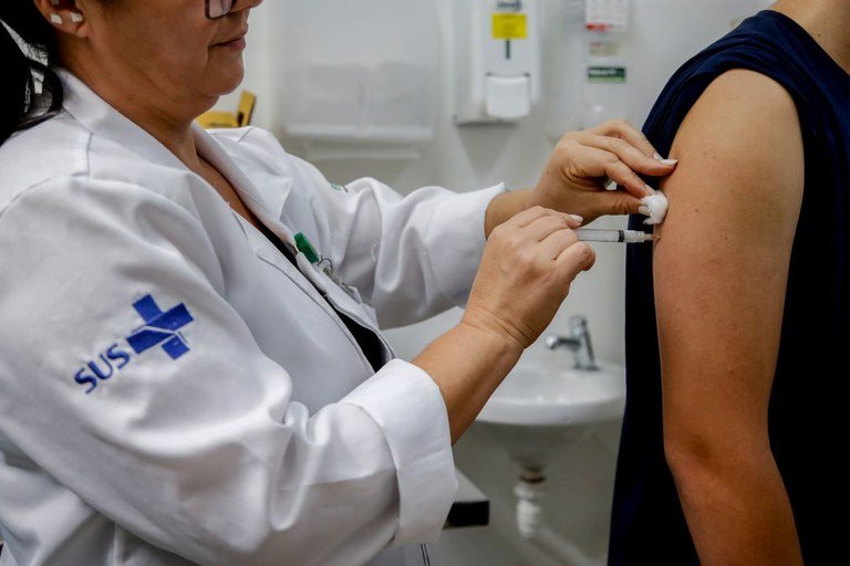 parceria-entre-brasil-e-china-vai-acelerar-a-producao-da-vacina-brasileira-contra-a-dengue